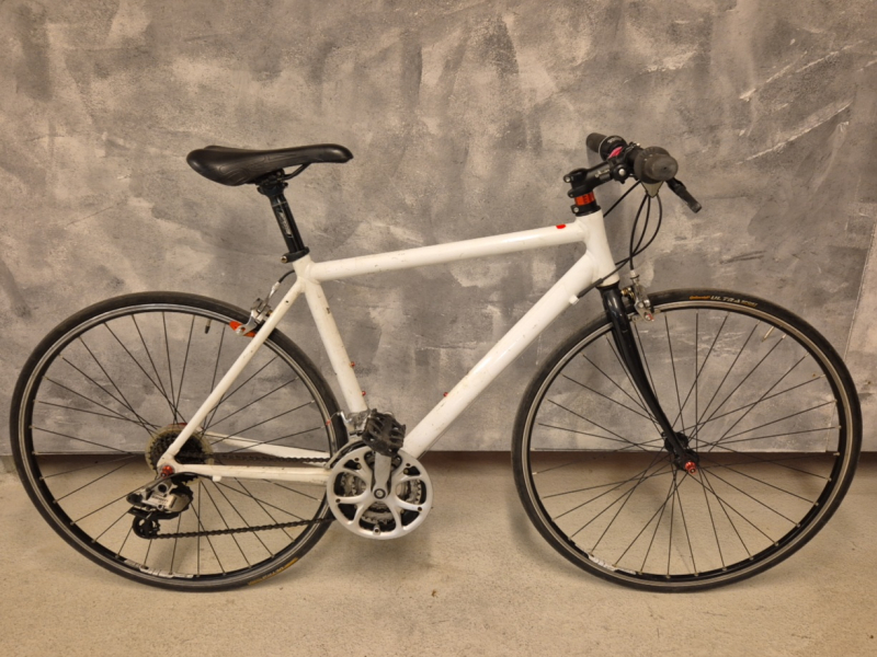 Mens, hybrid bicycle, 28", 21 gears, white Mens, hybrid bicycle, 28", 21 gears, white